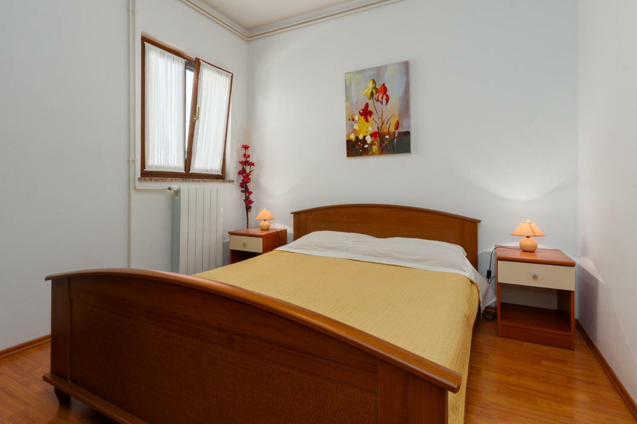 Apartment Softic Pula Exteriör bild